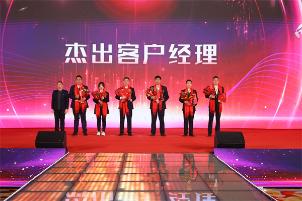 06集团高级副总裁张泉谷先生为优异客户司理获得者颁奖.jpg