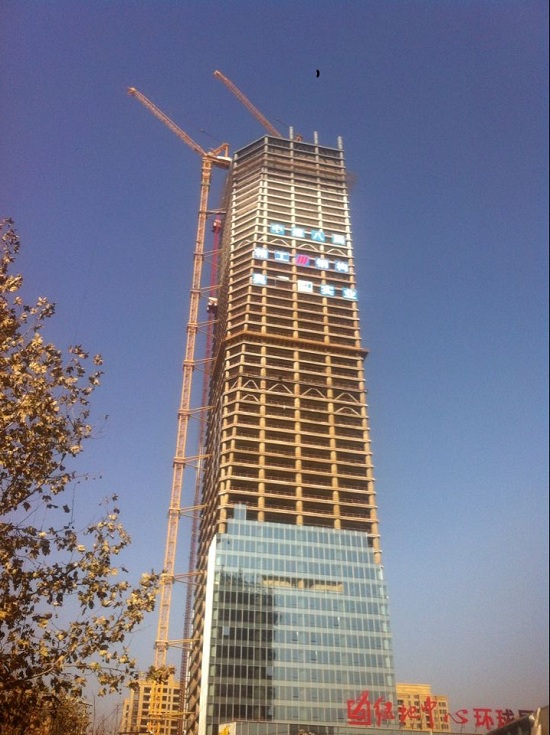 2003网站太阳集团钢构集团参建的西安?绿地中心A座圆满封顶问鼎西北第一高楼