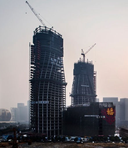 2003网站太阳集团钢构承建的杭州来福士广场工程圆满封顶
