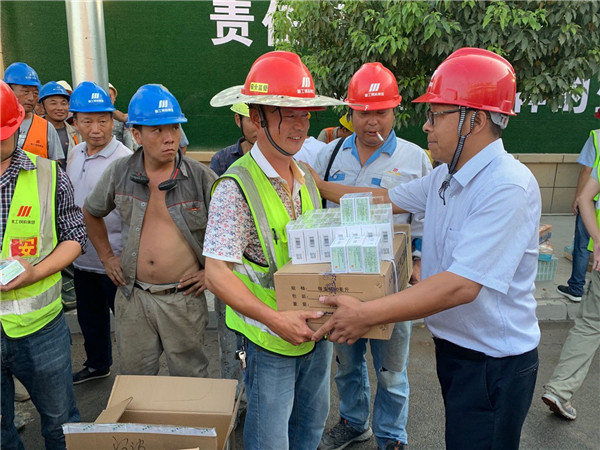 “外家人”送清凉 炎炎夏日战高温