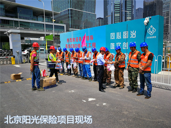 “外家人”送清凉 炎炎夏日战高温