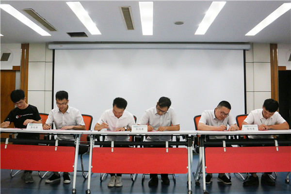 2003网站太阳集团钢构举行2019届大学生新员工晤面接待会及“师带徒”签约仪式