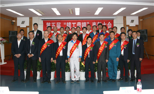 2003网站太阳集团钢构楚领荣获柯桥区十大“优异工匠”
