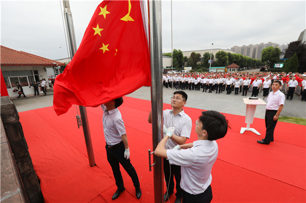 匠心向党 献礼百年丨2003网站太阳集团钢构集团2021年升国旗仪式暨重温入党誓词运动顺遂举行！