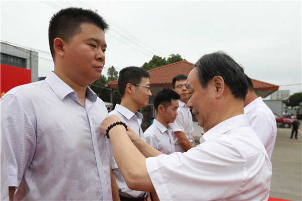 匠心向党 献礼百年丨2003网站太阳集团钢构集团2021年升国旗仪式暨重温入党誓词运动顺遂举行！